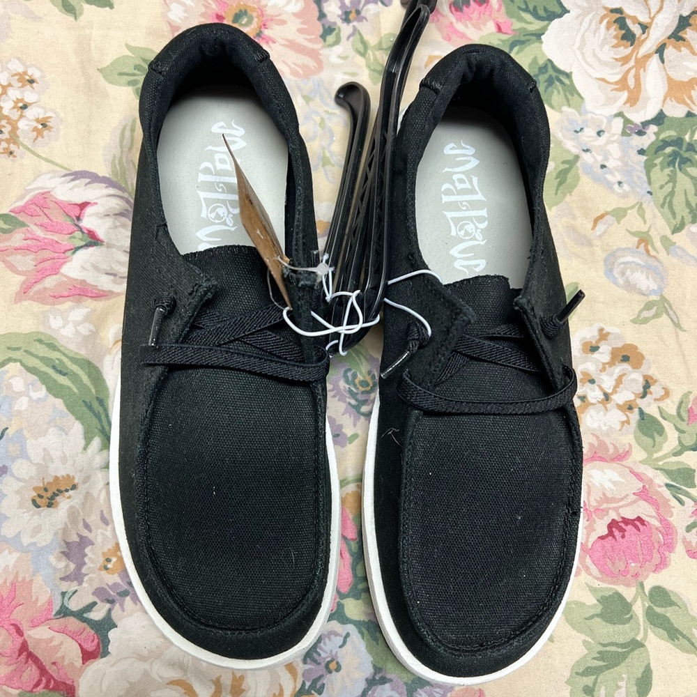 Canvas shoe